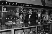 米軍三沢基地のカメラ店で 澤田教一と妻・サタ、1958年