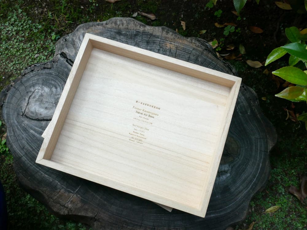 武田慎平の展示作品。桐箱の蓋の裏には、サンプリングの情報が刻印されている。
