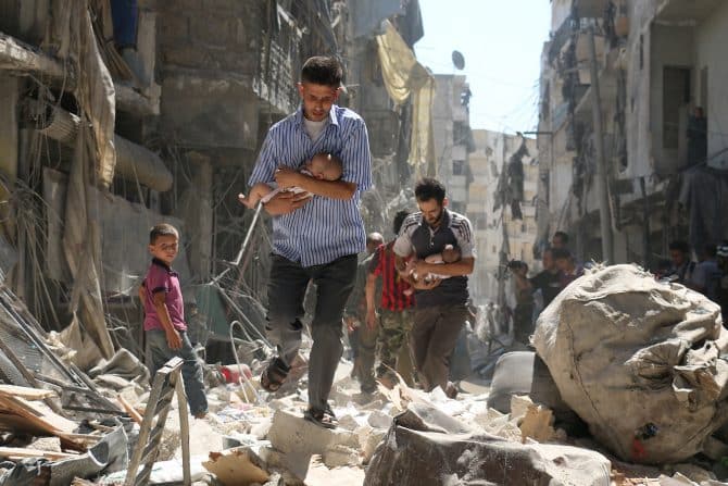 シリア・アレッポ　瓦礫からの救出現場