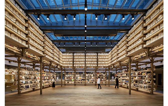 日本建築のやぐらをモチーフにした高さ6mの書棚に囲まれた文化発信拠点