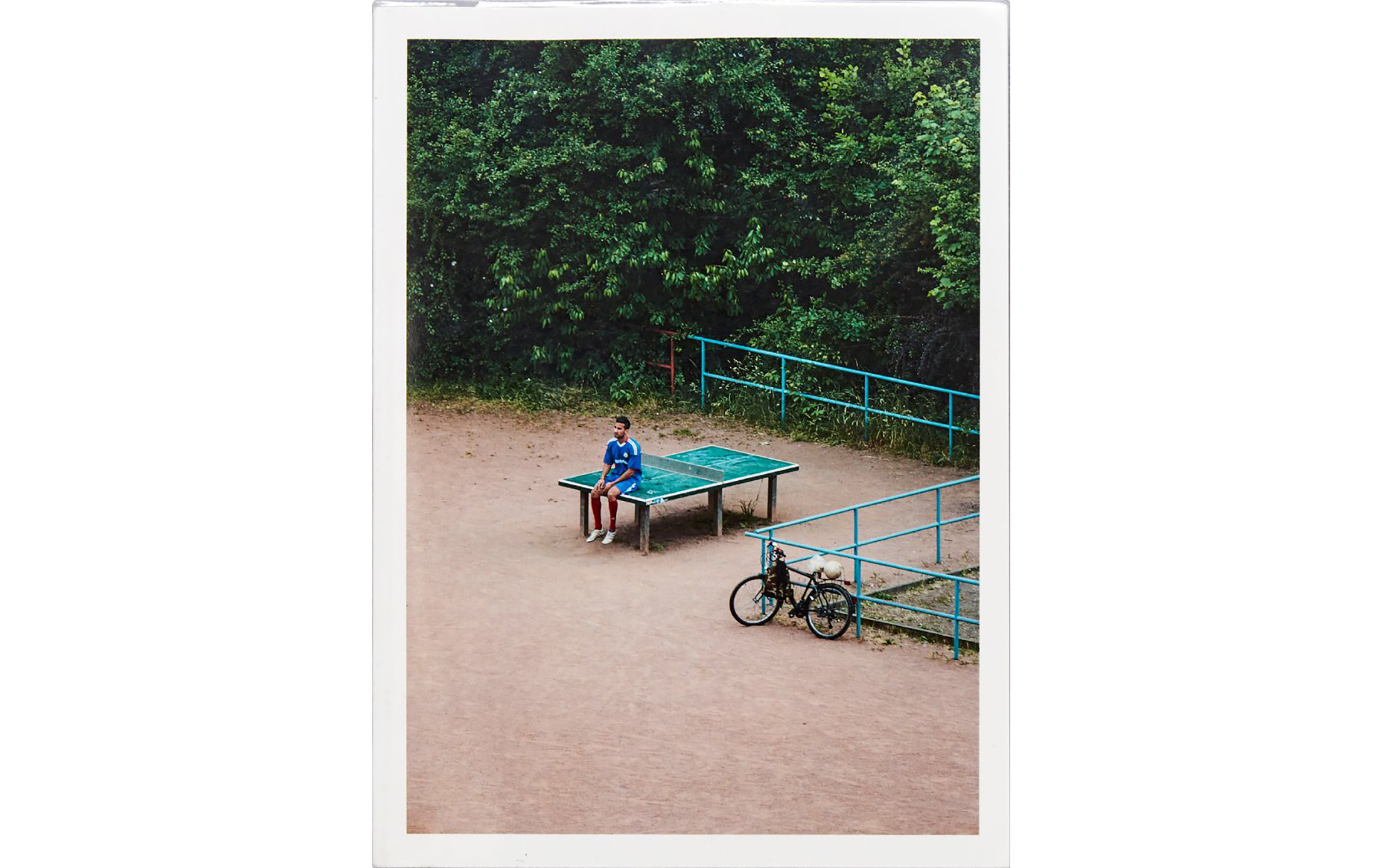 公園の卓球台を定点観測 寮の窓から覗く人々の姿 富安隼久作品集 Ttp News Ima Online
