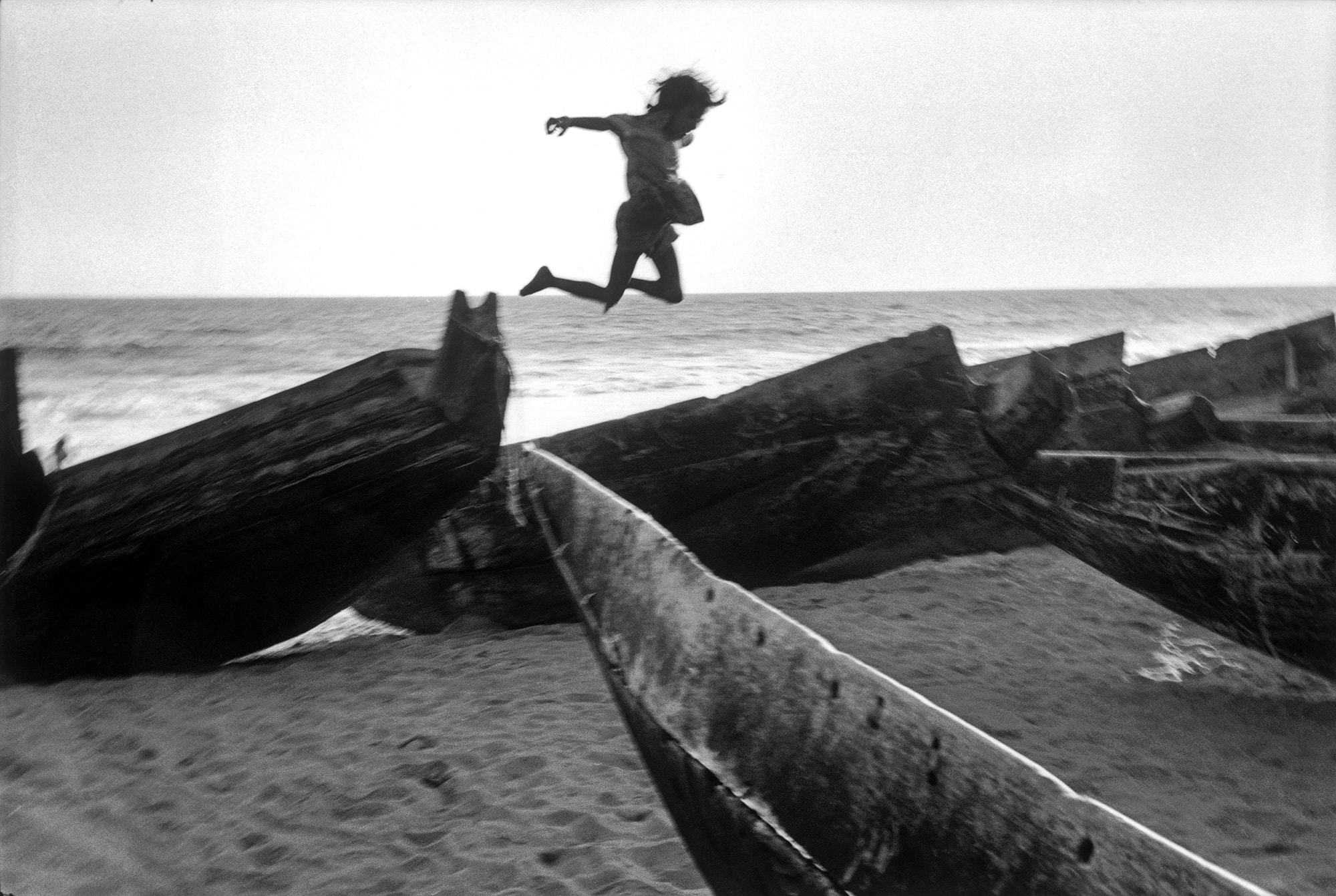 パリのアンリ・カルティエ=ブレッソン財団が移転オープン | Plage, village de Puri, Inde, 1980 © Martine Franck / Magnum Photos