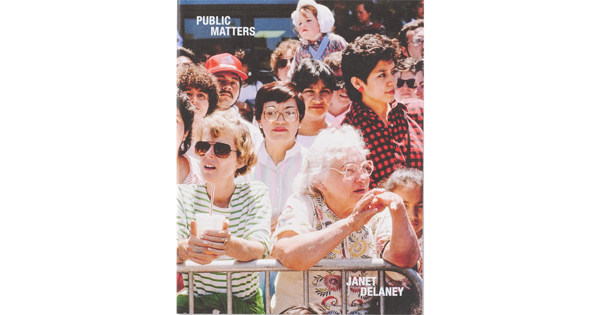抗議とパレードの精神を描く、ジャネット・デラニー『PUBLIC