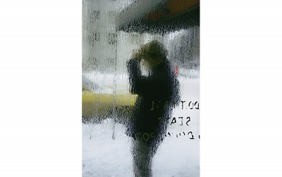 ソール・ライター 《帽子》1960 年頃 発色現像方式印画 ©︎ Saul Leiter Foundation