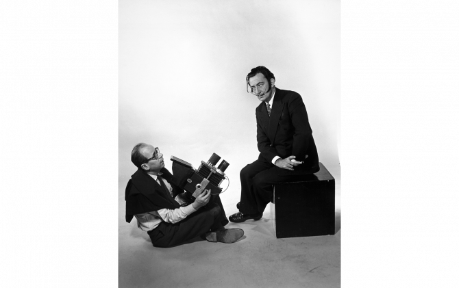 《インタビュー》 1954 The Interview Photo by Philippe Halsman © 2020 Philippe Halsman Archive / Magnum Photos. Image Rights of Salvador Dali reserved: Fundacio Gala-Salvador Dalí  Figueres, 2020