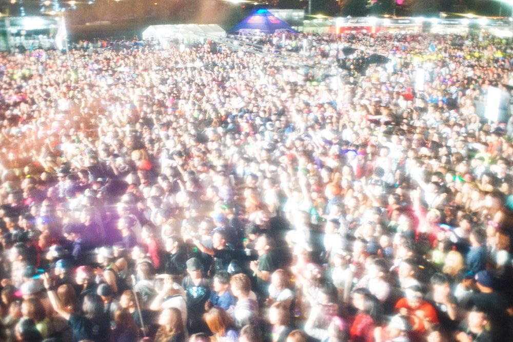 コロナ禍の今や不可能な景色となったフェスに集まる群衆の写真。