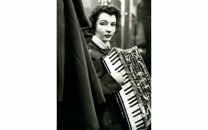 ロベール・ドアノー《流しのピエレット・ドリオン》パリ 1953年2月 © Atelier Robert Doisneau/Contact