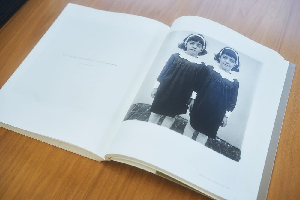 ダイアン・アーバス作品を代表する双子の写真。