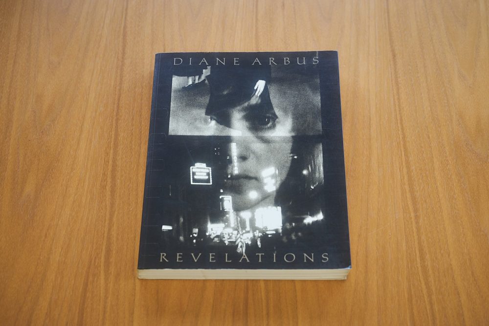 ダイアン・アーバス自身のポートレート作品を用いた『Revelations』の表紙。