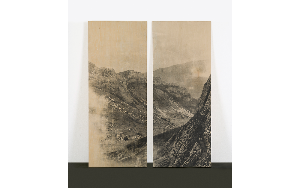 「山、ルツェルン、スイス」2007年、写真乳剤、板、 各 135 x 54 cm ©︎ Yurie Nagashima / MAHO KUBOTA GALLERY