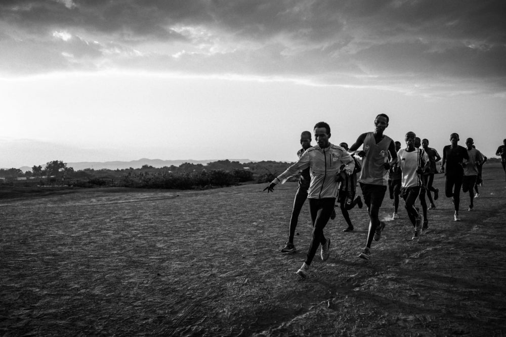 ケニアにあるカクマ難民キャンプで陸上長距離の練習に励む難民たち © 渋谷敦志