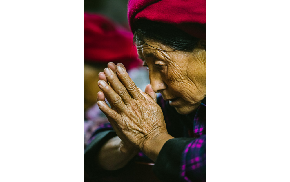 チベット、十字架に祈る