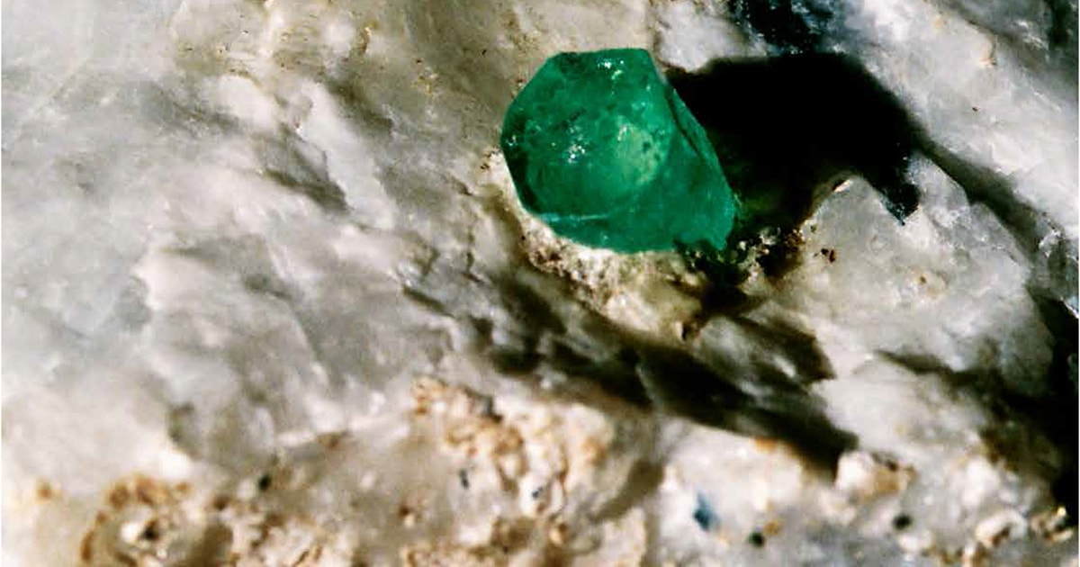 石内都がとらえるエメラルド原石やジュエリー 川添微 Honoka S Emeralds 出版記念展 News Ima Online