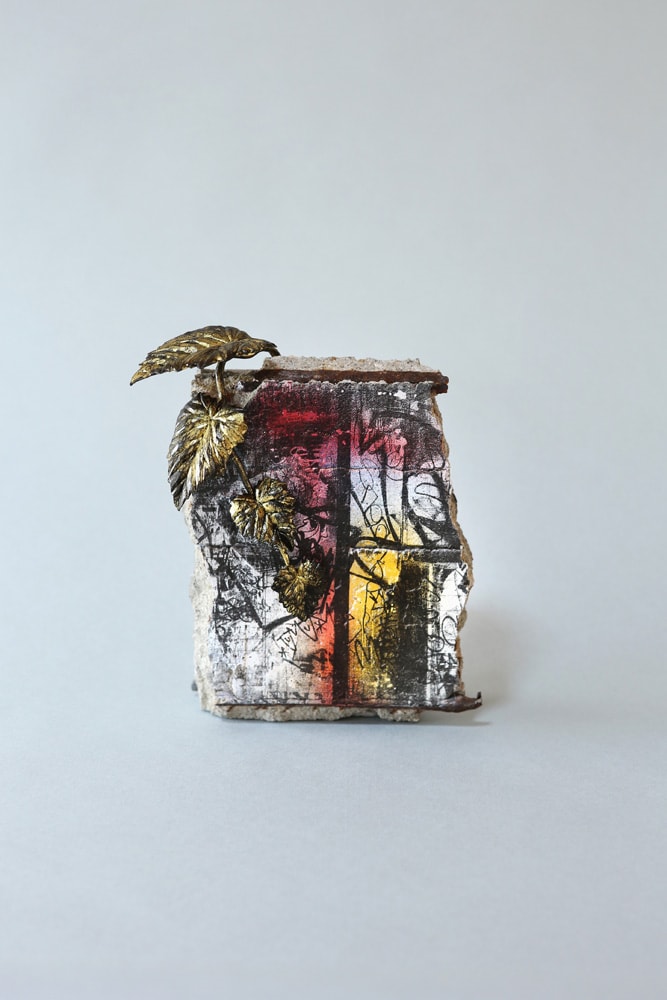 《WALL crack & weed #1》 2021 mixed media (Japanese cypress, gold leaf, archival pigment print on concrete) h185 × w155 × d70 mm © Ryuhei Yokoyama × Kanji Hasegawa, courtesy KANA KAWANISHI GALLERY