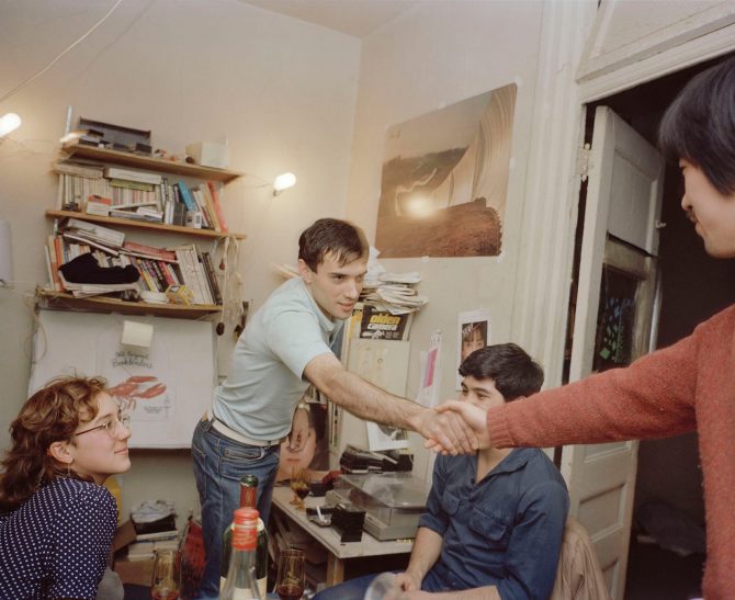 ©︎ Akiyoshi Taniguchi 1983, New York, My Apartment Living Room in Manhattan 「PHOTO-BOY 1979-1988 MY ROSE PERIOD IN AMERICA」（2017年）より