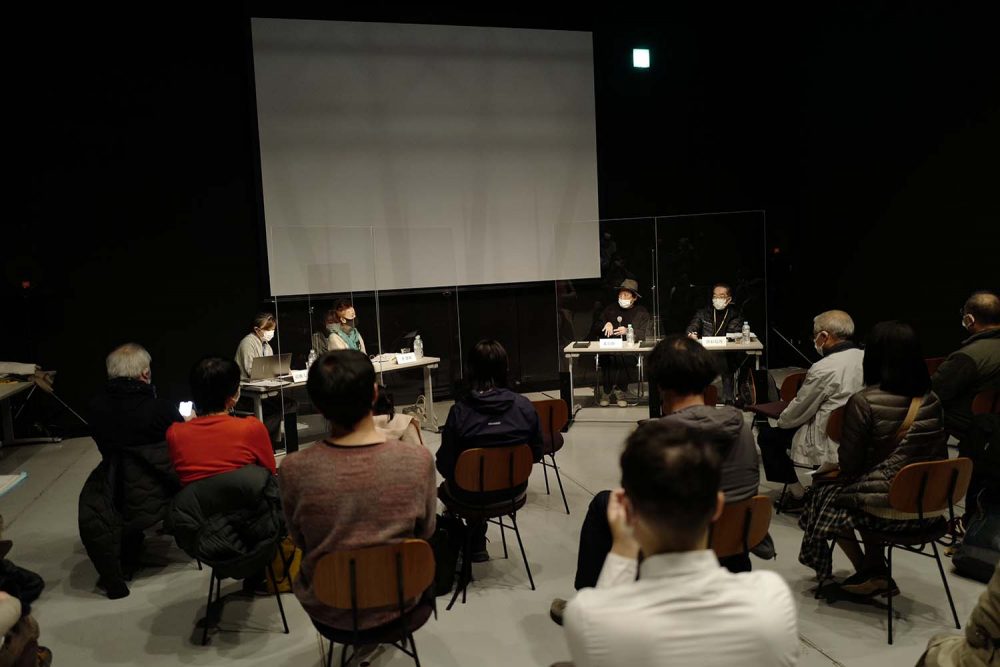 青森県立美術館「あかし」展、北島敬三トークイベント「名前がない」歴史が断絶された状態こそ、無数の人の死をすくい上げる