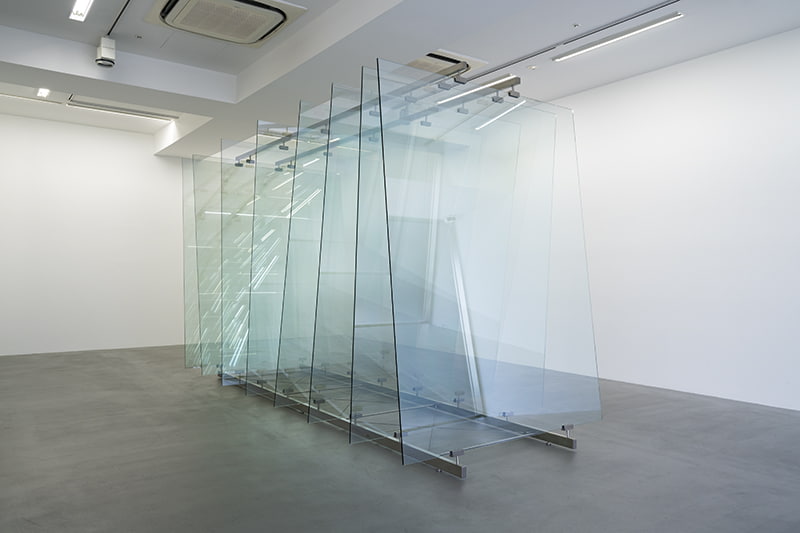 《8枚のガラス（928）》2012年　ガラス、スチール　 230 × 160 × 350 cm　Courtesy of WAKO WORKS OF ART　Photo: Tomoki Imai　ゲルハルト・リヒター、ゲルハルト・リヒター財団 © Gerhard Richter 2022 (07062022)