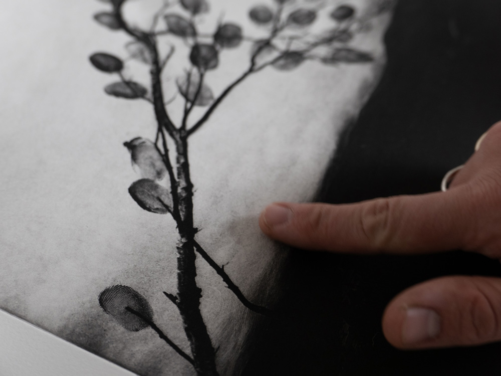枯れ木の枝にインクをつけた指で葉を描く、ユーモアあふれる試みも。