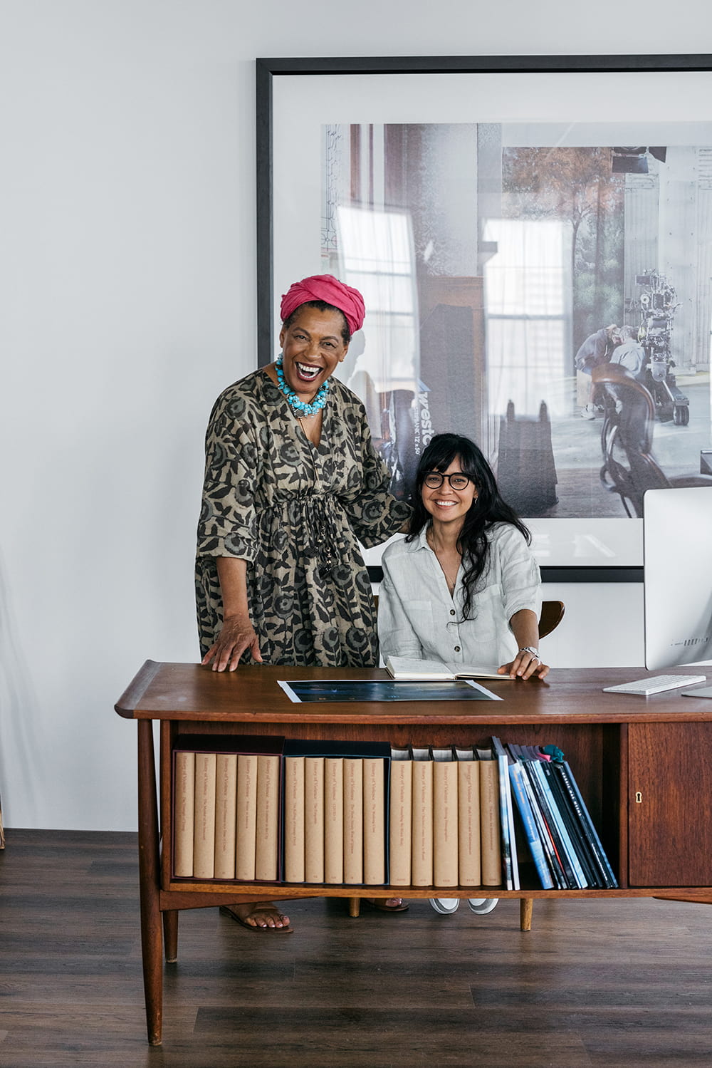 Carrie Mae Weems, mentor in visual arts, with her protégée Camila Rodríguez Triana © Rolex / Arnaud Montagard