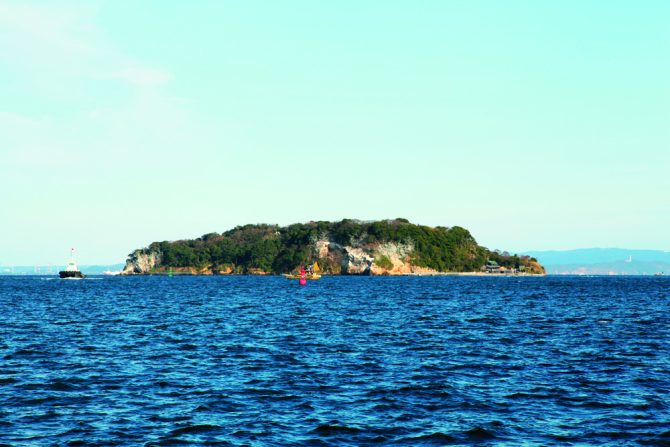 三笠桟橋から見た猿島