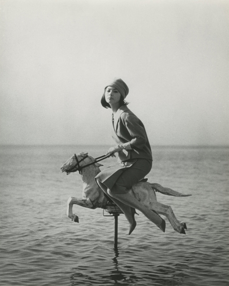 奈良原一高「海を渡る馬」、1961年、ゼラチン・シルバー・プリント、24.9 x 19.9 cm © Narahara Ikko Archives / Courtesy of amanaTIGP