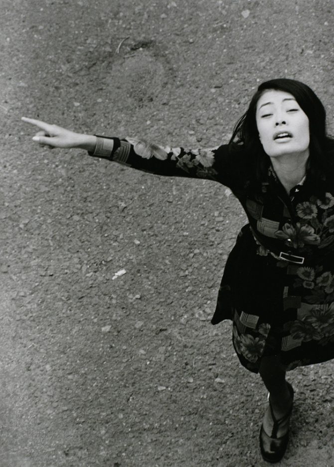 「無題（窓から）」「洋子」より 1973年 東京都写真美術館蔵 © 深瀬昌久アーカイブス
