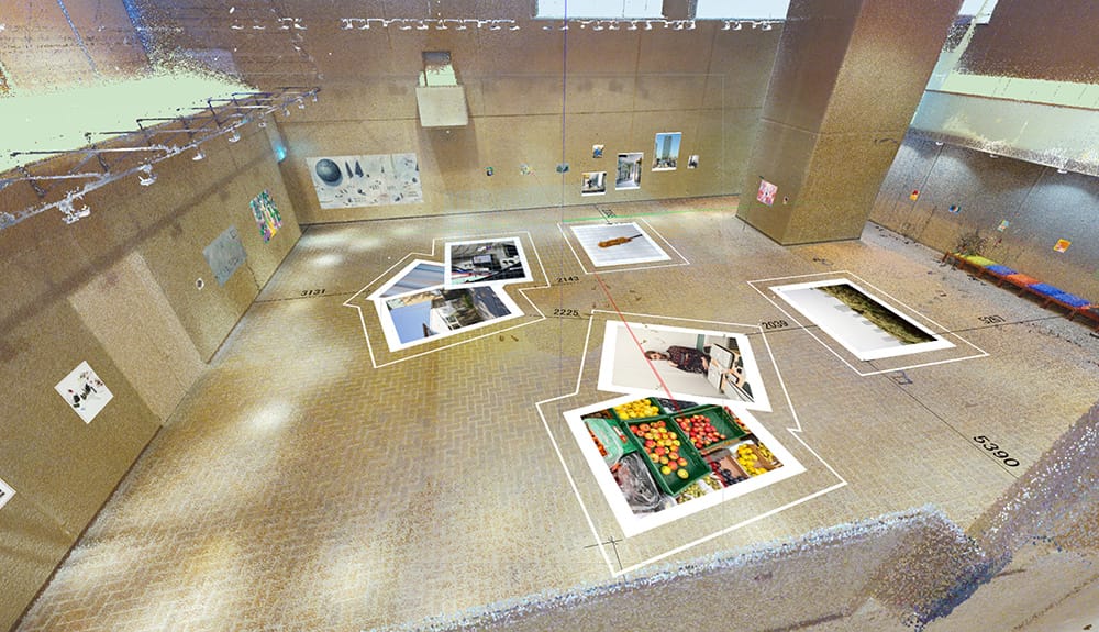 東京都美術館の空間を3Dスキャンし、作品配置をCGで検討した。協力: 株式会社藤原建築