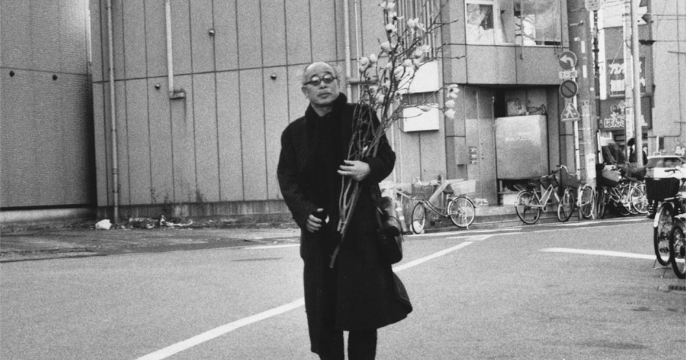 荒木経惟、約半世紀にわたるポスター作品100点以上を誌上一挙掲載