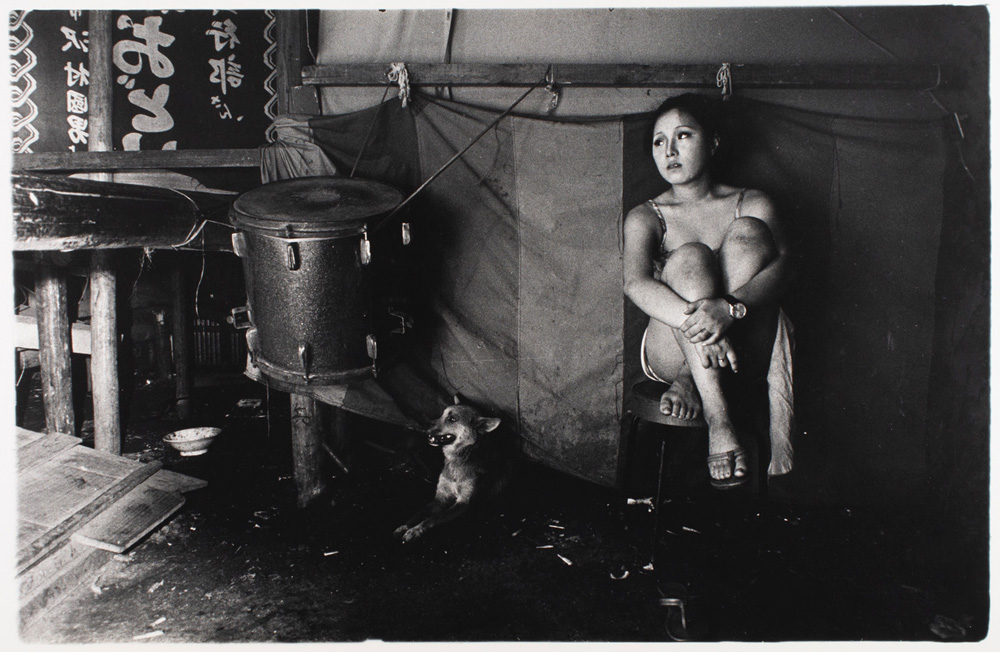 潮田登久子《街へ 浅草》1970–1975年頃、ゼラチン・シルバー・プリント、28×42.7cm ©Tokuko Ushioda, courtesy of PGI and MEM