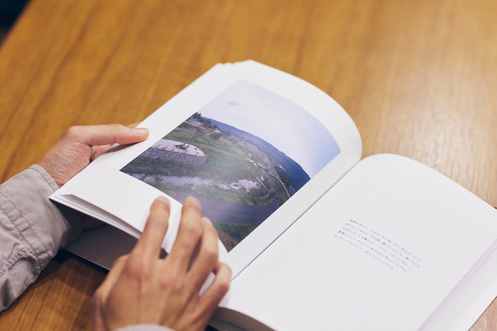 米山菜津子×トヤマタクロウ 「いろいろな声が聞こえる本に」震災から11年目の東北沿岸部を巡る、写真と言葉のポリフォニー