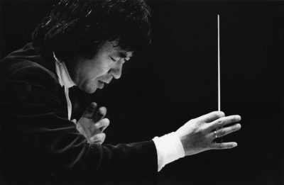 Seiji-Ozawa-conducting-ca.-1983-Akira-Kinoshita (1)