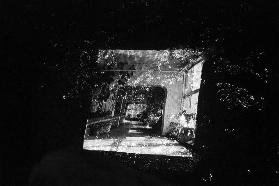 印刷エラーからレンズ越しの不確かさを捉える吉田志穂「印刷と幽霊」展