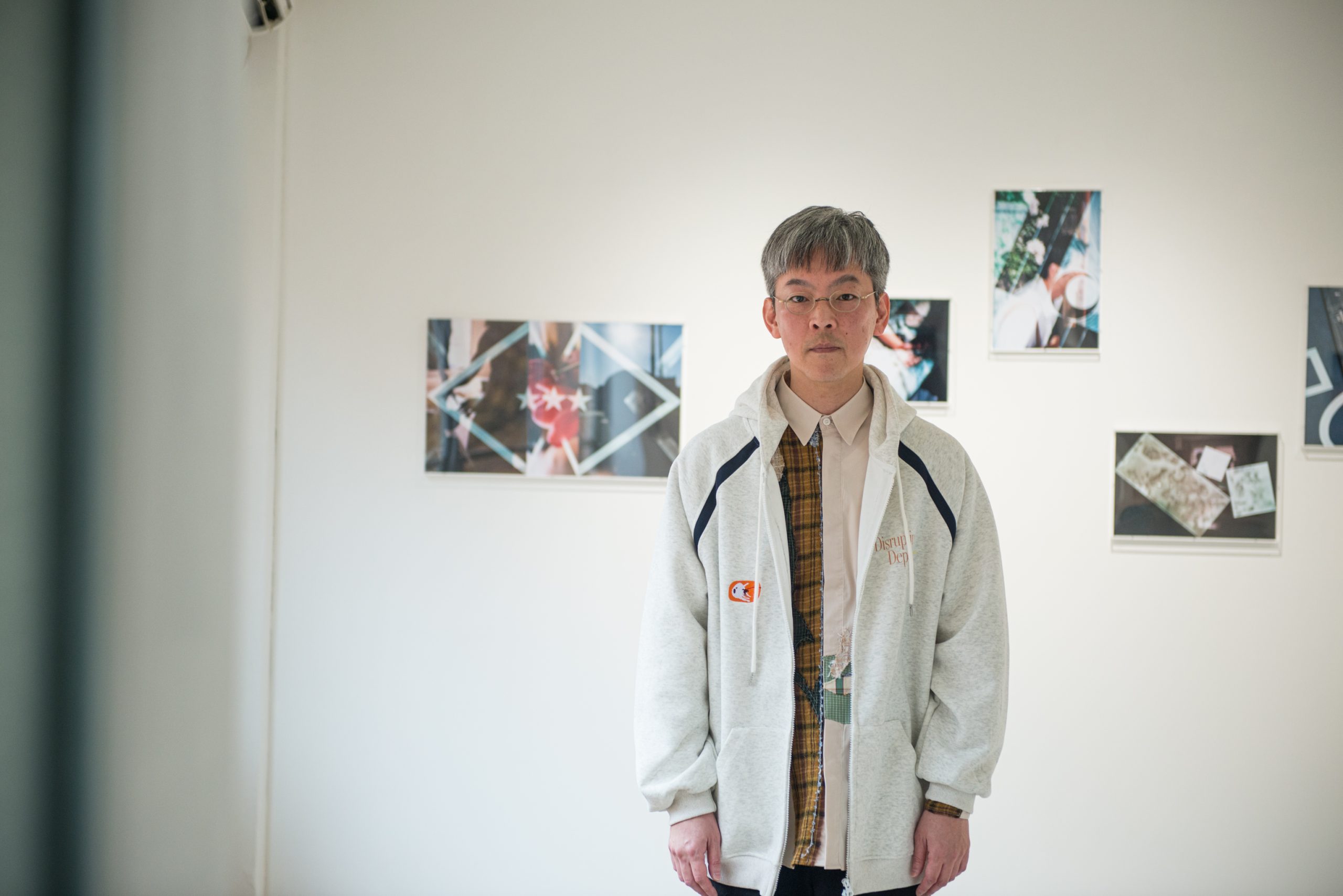 ”居場所がないからつくる”森栄喜『Moonbow Flags』がほどく現実性 | _STK4694