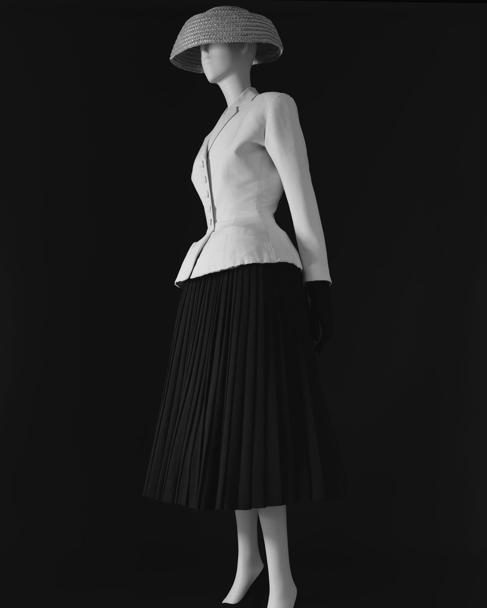 11_杉本博司 《スタイアライズド・スカルプチャー 120［クリスチャン・ディオール、Bar、1947］》 2025年 ゼラチン・シルバー・プリント 149.2×119.4cm