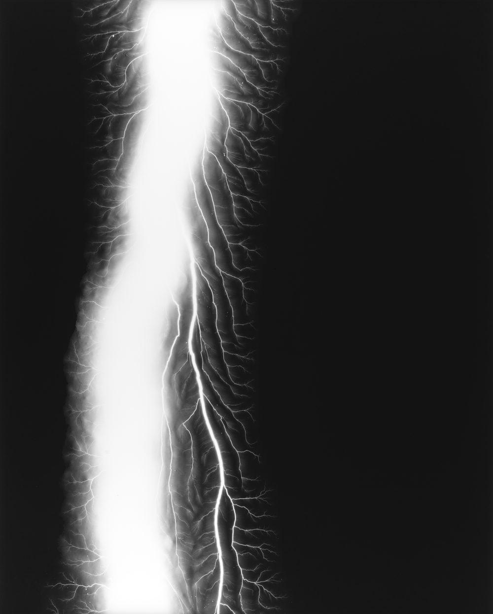 15_杉本博司 《放電場 163》 2009年 ゼラチン・シルバー・プリント 149.2×119.4cm