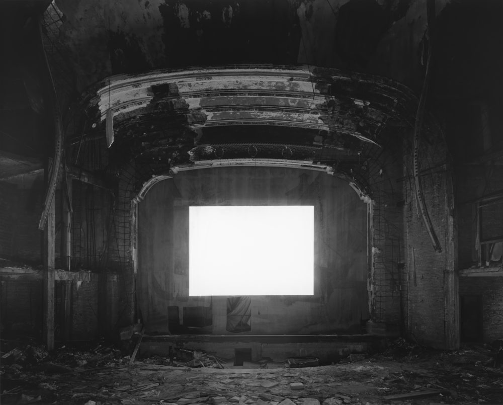 05_杉本博司 《パレス・シアター、ゲーリー》 2015年 ゼラチン・シルバー・プリント 119.4×149.2cm