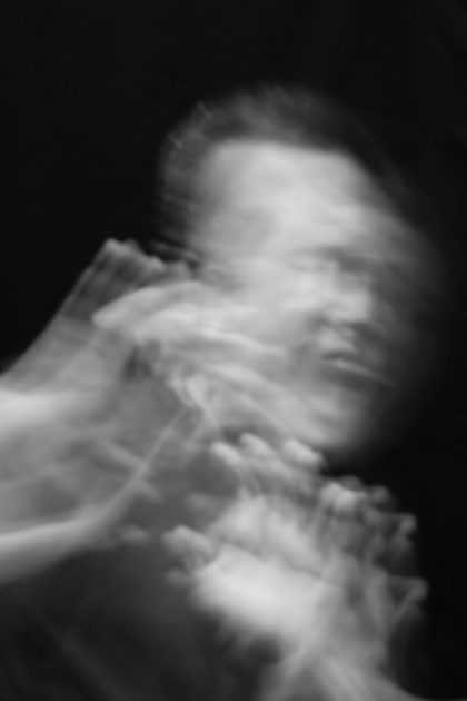 感情はどこから生まれるのか？中田友木が自身の「身体反応」を演じる写真展「EMOTIONS, IN MY LIFE.」